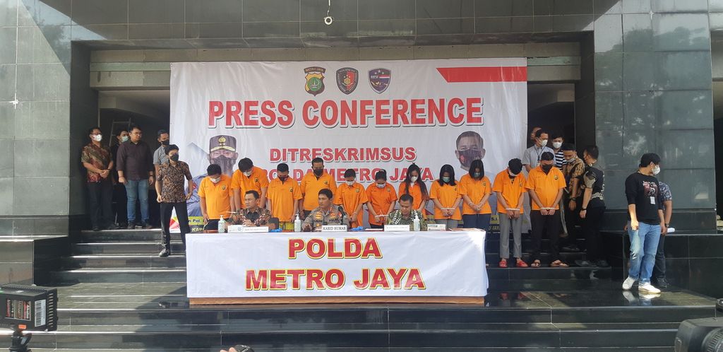 Polda Metro Jaya mengungkap 11 tersangka karyawan perusahan peminjaman daring ilegal di Jakarta, Jumat (27/5/2022).