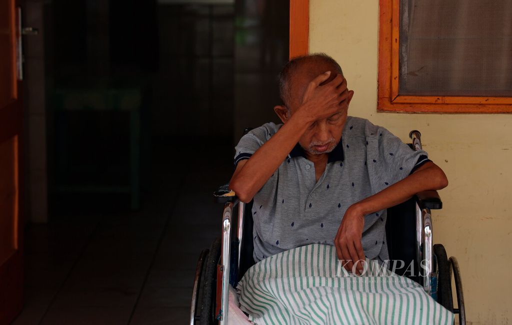 Penghuni panti wreda tertidur di atas kursi roda saat beraktivitas di luar ruang di Panti Wreda Pangayoman, Kota Semarang, Jawa Tengah, Kamis (27/10/2022).