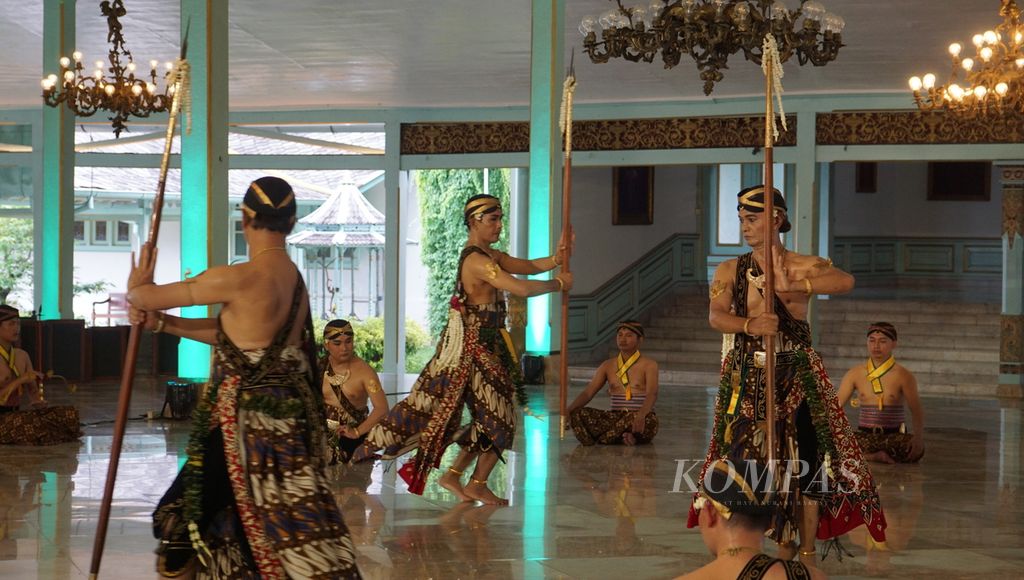 Para penari menampilkan tarian bedaya ”Diradameta”, di Pura Mangkunegaran, Kota Surakarta, Jawa Tengah, Minggu (28/4/2024). 
