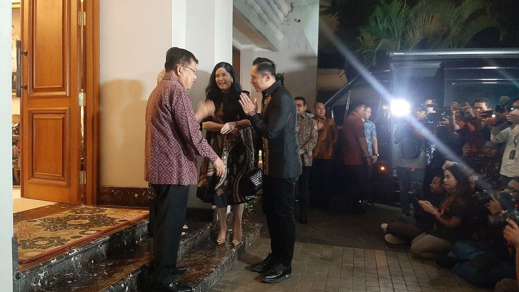 Ketua Umum Partai Demokrat Agus Harimurti Yudhoyono beserta istri disambut mantan wakil presiden, Jusuf Kalla di rumahnya di bilangan Pulo, Kebayoran Baru, Jakarta Selatan, Senin (15/5/2023).