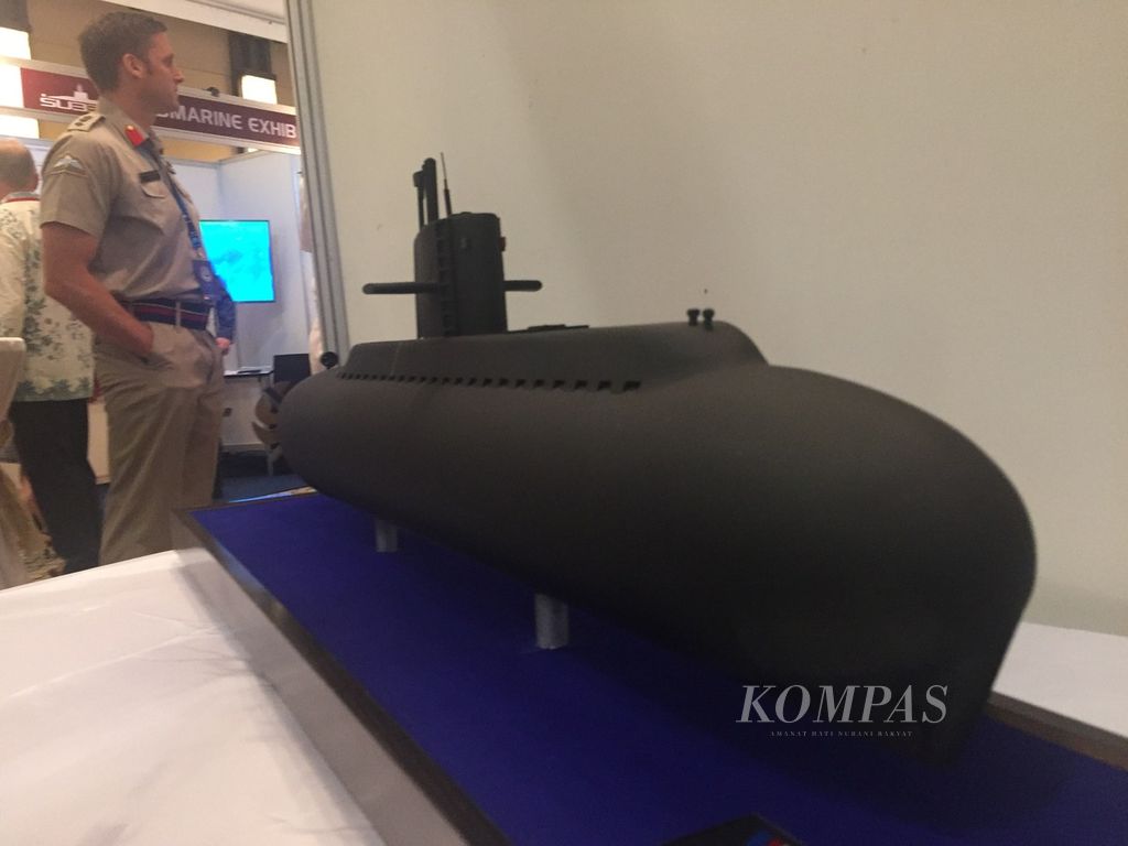 Maket kapal selam mini buatan Indonesia yang dipamerkan di sela Konferensi Internasional Kapal Selam Asia Pasifik di Surabaya, Jawa Timur, Rabu (25/10). Konferensi yang diikuti perwira angkatan laut sedunia bertujuan meningkatkan kerja sama pencegahan kecelakaan kapal selam.