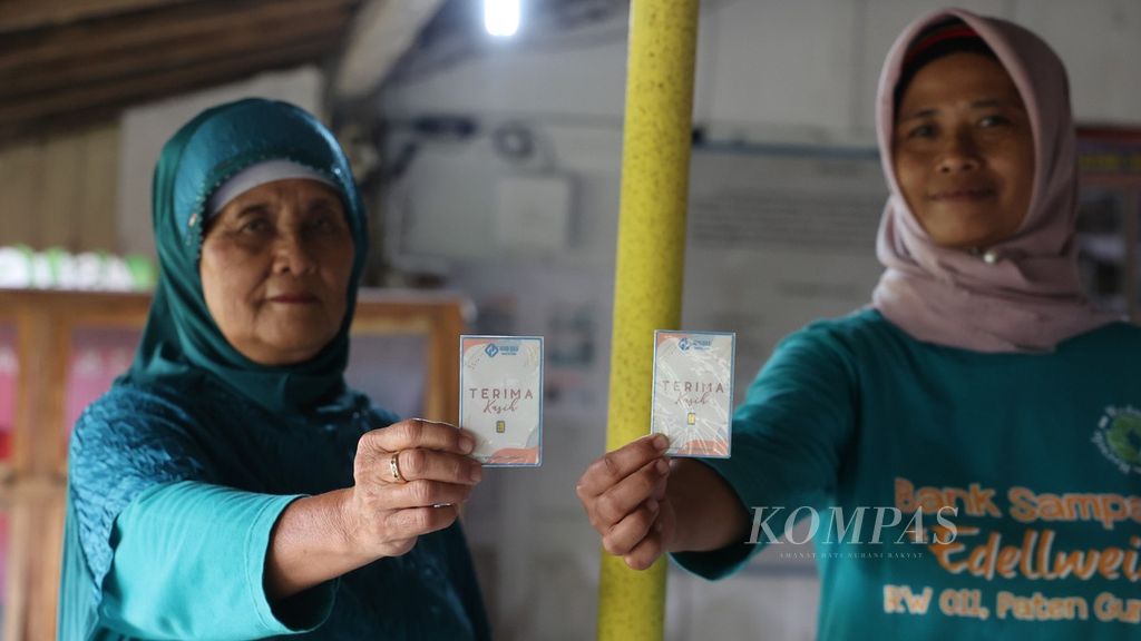 Edellweis Garbage Bank activists show gold pieces obtained from selling waste in Edellweis organic village in South Rejowinangun Village, Magelang City, Central Java, on Wednesday (12/10/2022). 