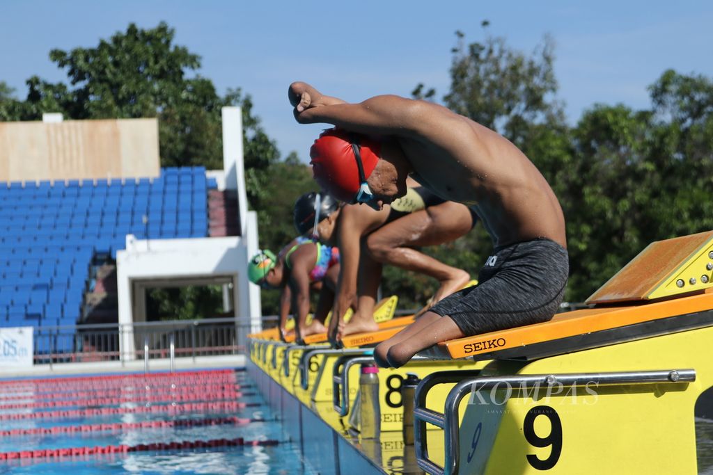 Atlet renang paralimpiade klasifikasi S5, Simson Abraham Samuel Situmorang (jalur 9), dan perenang disabilitas lainnya berlatih start di kolam renang Jatidiri, Semarang, Jawa Tengah, Selasa (26/7/2022). Cabang renang paralimpiade menargetkan 27 medali emas dalam ASEAN Para Games yang berlangsung 30 Juli-6 Agustus 2022.