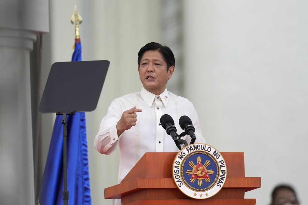 Presiden Filipina Ferdinand Marcos Jr menyampaikan pidato dalam upacara pelantikannya menjadi presiden yang digelar di Museum Nasional di Manila pada Kamis (30/6/2022).