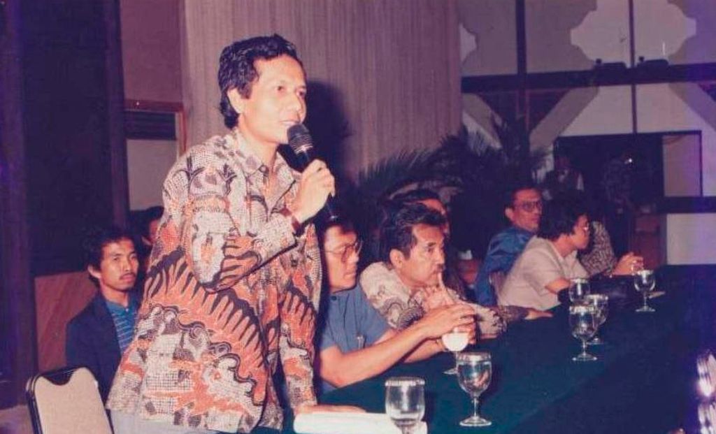 Mahfud MD (kiri) dalam sebuah sesi diskusi saat menjadi dosen muda di Universitas Islam Indonesia. 