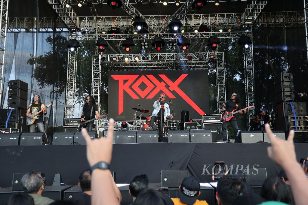 Grup Roxx tampil dalam konser Rock in Solo di Benteng Vastenburg, Surakarta, Jawa Tengah, Minggu (30/10/2022). Ajang pentas musik keras ini menampilkan 15 grup dari dalam dan luar negeri.