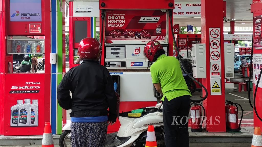 Pelanggan mengisi bahan bakar minyak (BBM) di SPBU Pertamina, di Tebet Barat, Jakarta, Selasa (3/1/2023). Pada Selasa pukul 14.00, harga sejumlah BBM nonsubsidi, termasuk pertamax akan turun.