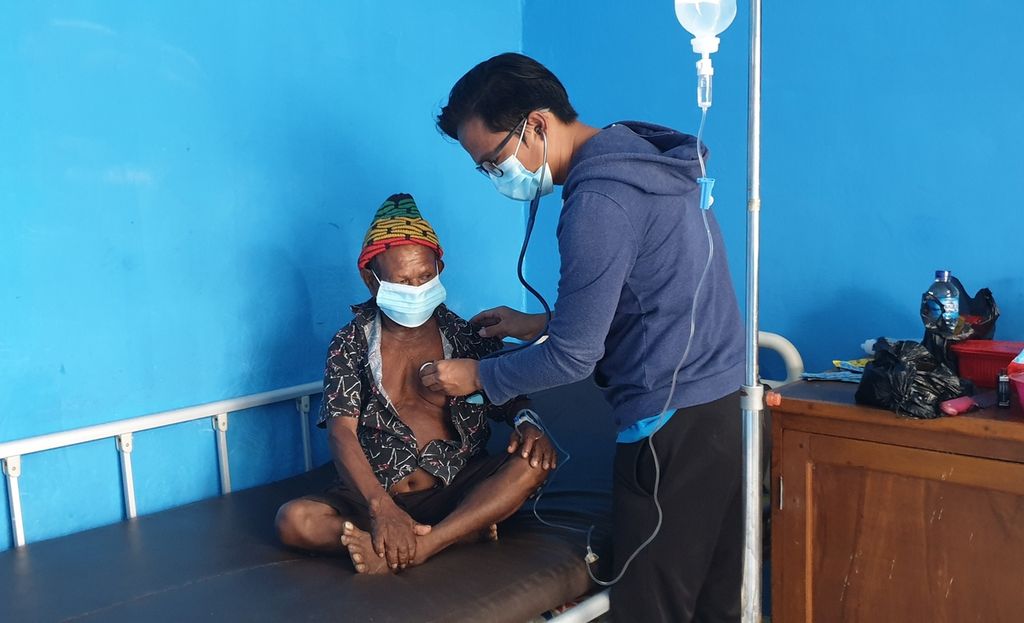 Dokter Yandry Pamangin memeriksa salah seorang warga di Puskesmas Elelim, Kabupaten Yalimo, Papua, pada Selasa (3/8/2021). Hanya lima tenaga kesehatan yang bertahan di Elelim, ibu kota Yalimo setelah kerusuhan pada 29 Juni 2021.