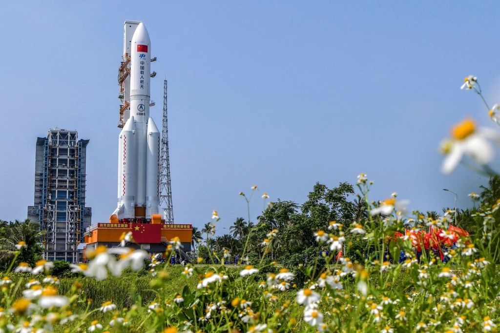 Roket Long March-5B di pelantar peluncuran pada April 2021. Roket itu salah satu wahana antariksa andalan China. 