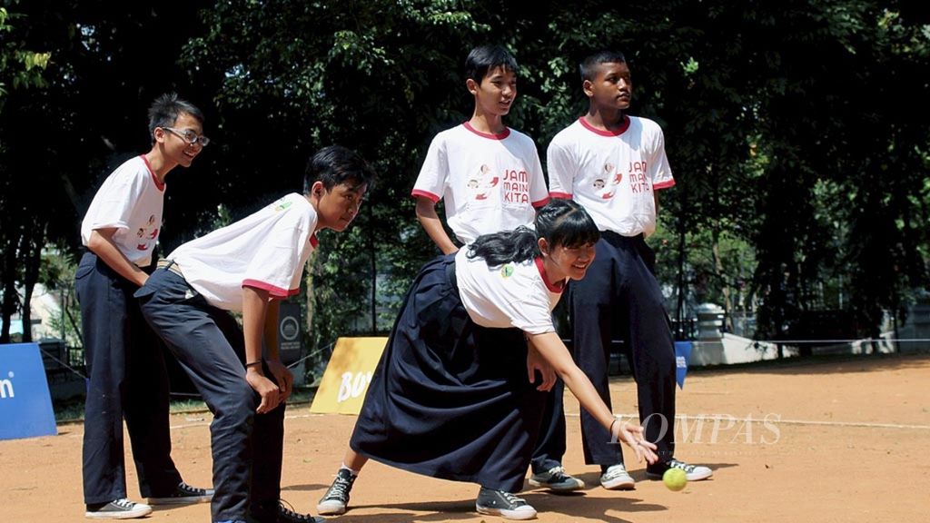 Siswa SMP Negeri 27 Bandung bermain <i>boy-boyan</i> dalam kampanye ”Asyik Tanpa Gawai (Astaga)” di halaman parkir barat Gedung Sate, Kota Bandung, Jawa Barat, Selasa (24/9/2019). 