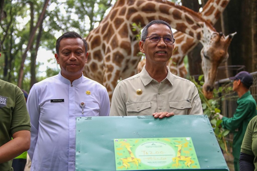 Penjabat Gubernur DKI Jakarta Heru Budi Hartono meresmikan nama untuk anak gajah dan anak jerapah di Taman Margasatwa Ragunan, Jakarta Selatan, Jumat (3/2/2023).