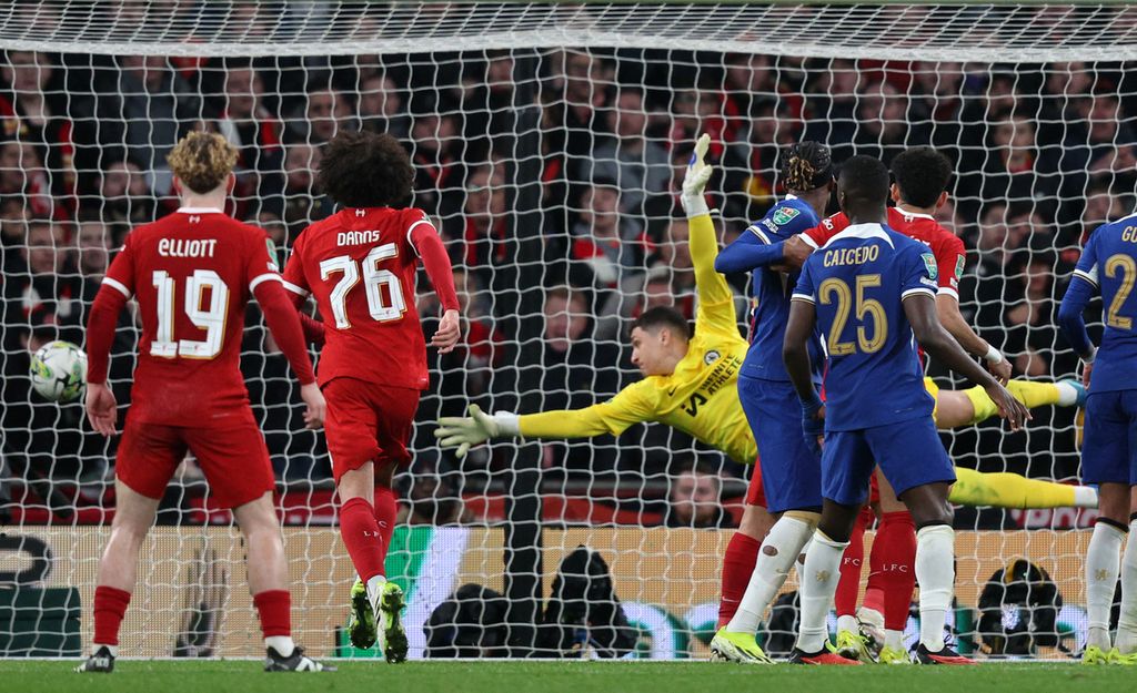 Penjaga gawang Chelsea, Djordje Petrovic, gagal menahan sundulan bola Virgil van Dijk dalam final Carabao Cup di Stadion Wembley, London, Minggu (25/2/2024). 