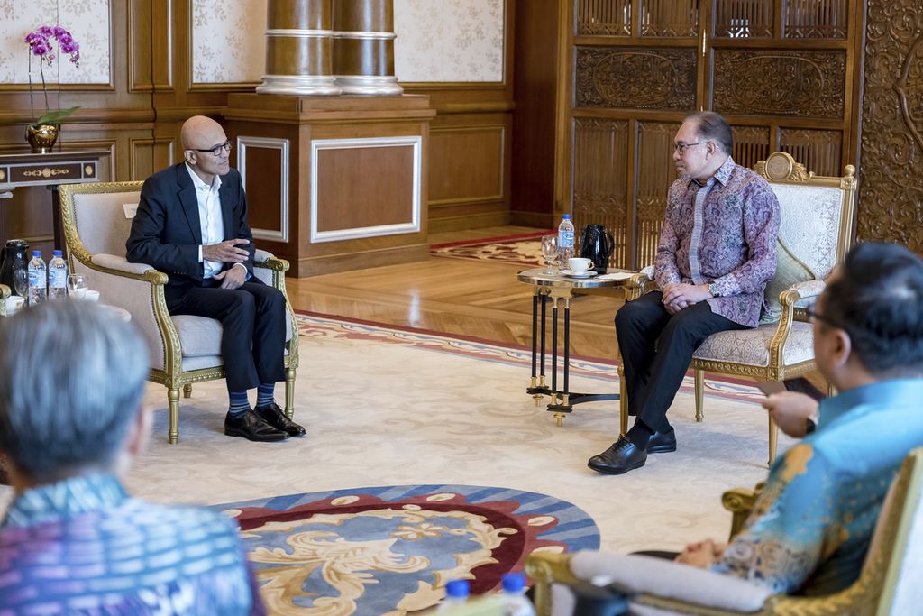 Perdana Menteri Malaysia  Anwar Ibrahim (kanan) bertemu dengan CEO Microsoft Satya Nadella di kantor perdana menteri di  Putrajaya, Malaysia, Kamis, (2/5/2024). 