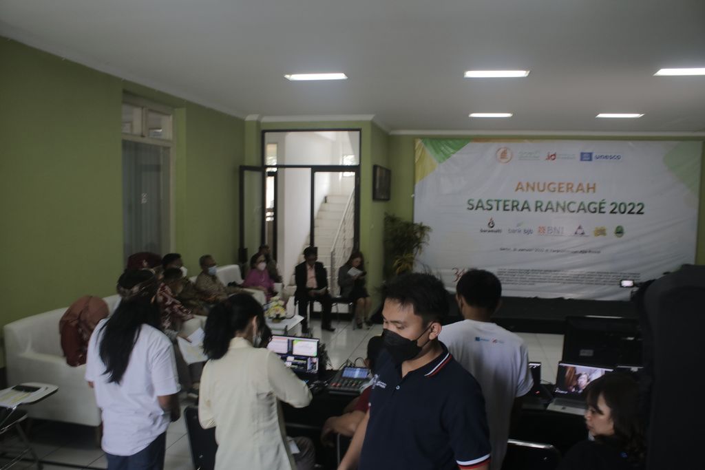 Behind-the-scenes staff activities at the 2022 Rancage Literary Award Event at the Ajip Rosidi Library, Bandung City, West Java, Monday (31/1/2022)..