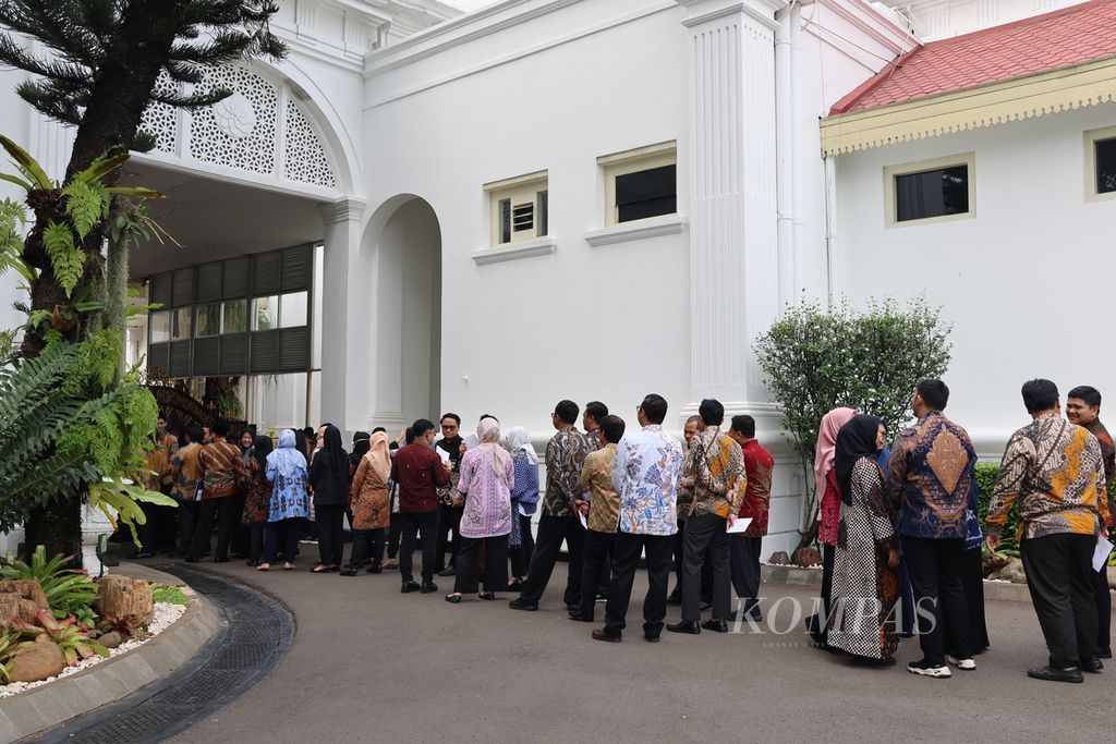 Para pengelola keuangan haji mengantre untuk mengikuti pengarahan Presiden dalam Rapat Kerja Tahun 2023 dan Milad Ke-6 BPKH di Istana Negara, Jakarta, Selasa (12/12/2023). 