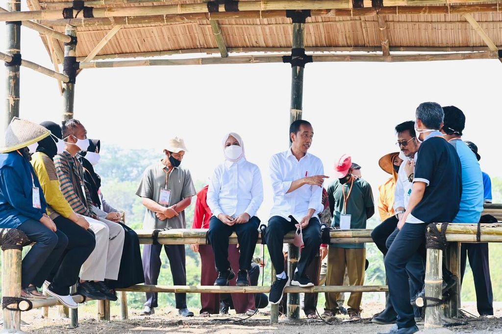 Seusai menanam kelapa genjah bersama para petani, Presiden Jokowi dan Nyonya Iriana berinteraksi dengan para petani di Desa Giriroto, Kabupaten Boyolali, Kamis (11/8/2022). 