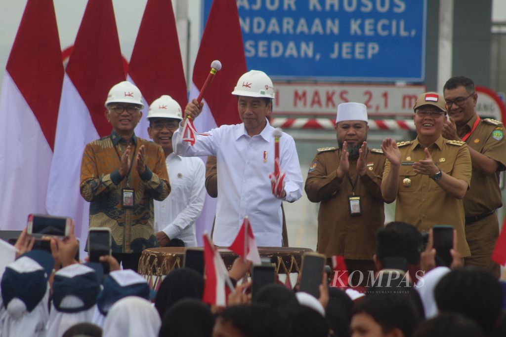 Presiden Joko Widodo menabuh alat musik tradisional Bengkulu Dol sebagai tanda diresmikannya tol ruas Bengkulu-Taba Penanjung sejauh 16,7 kilometer, Kamis (20/7/2023).