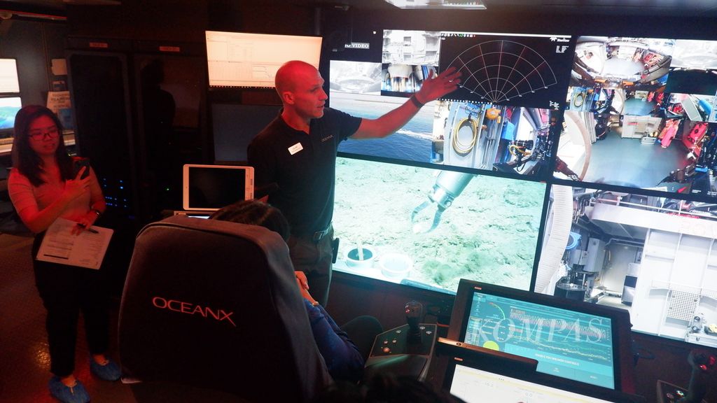 Olaf Dieckhoff, pengawas kendaraan yang dioperasikan dari jarak jauh, memperlihatkan ruang kontrol misi di kapal OceanXplorer, yang berlabuh di Singapura, Rabu (17/4/2024). 