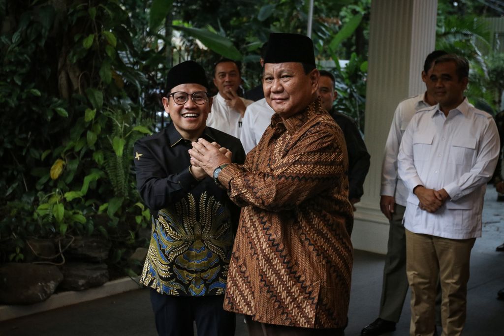 Ketua Umum Partai Gerindra Prabowo Subianto (kanan) berjabat tangan dengan Ketua Umum Partai Kebangkitan Bangsa Muhaimin Iskandar (kiri) di Jalan Kertanegara, Kebayoran Baru, Jakarta Selatan, Senin (10/4/2023).