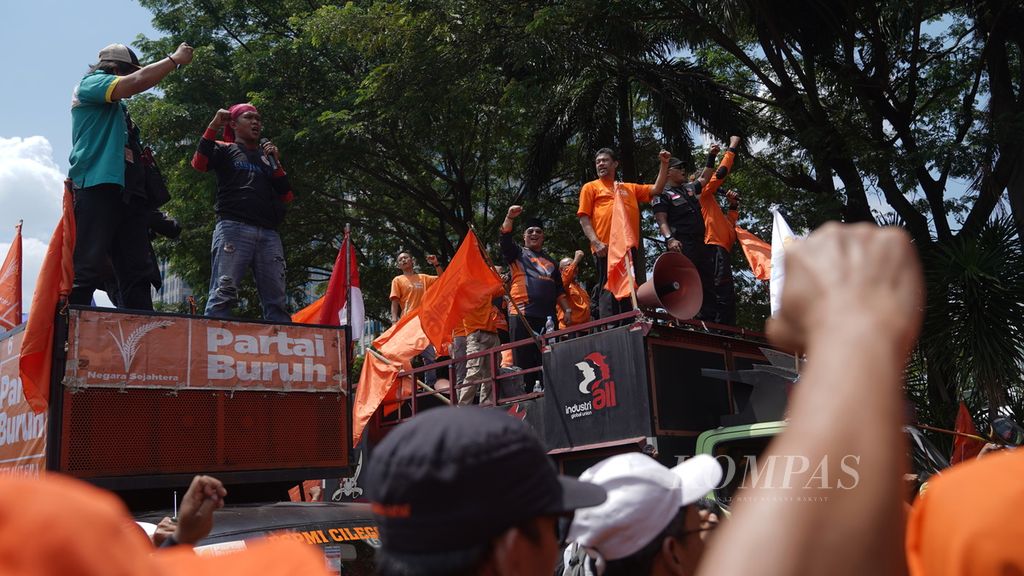 Kader dan simpatisan Partai Buruh saat unjuk rasa menolak Perppu Cipta Kerja di sekitar Patung Kuda Arjuna Wiwaha, Jakarta Pusat, Sabtu (14/1/2022). 