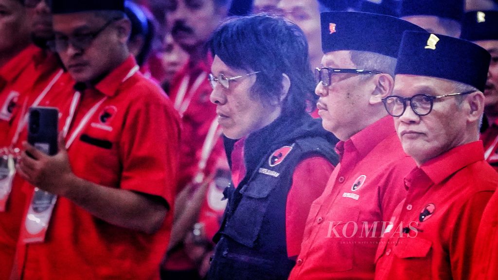 Ketua Tim Pemenangan Nasional Pilkada 2024 PDI-P Adian Napitupulu, Sekretaris Jenderal PDI-P Hasto Kristiyanto, dan politikus PDI-P Aria Bima (dari kiri ke kanan) saat hadir dan mengikuti pembukaan Pelatihan Nasional Tim Pemenangan Pilkada 2024 PDI-P di Hotel Seruni, Cisarua, Kabupaten Bogor, Jawa Barat, Jumat (9/8/2024). 