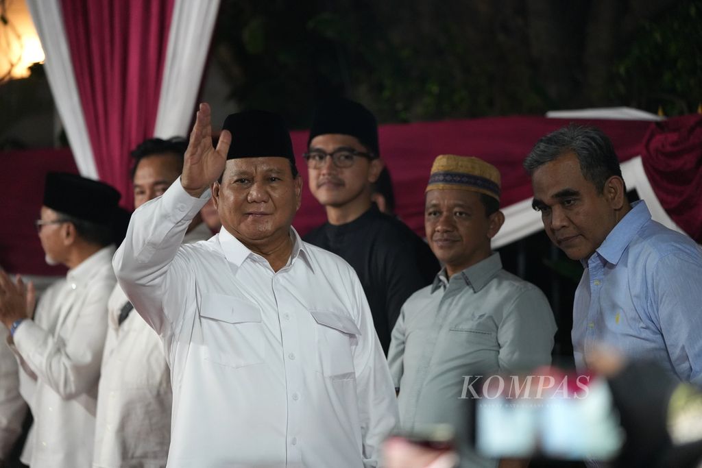 Prabowo Subianto, yang ditetapkan sebagai peraih suara terbanyak pada Pemilihan Presiden 2024, bersama pimpinan Koalisi Indonesia Maju dalam jumpa pers di kediamannya di Jalan Kertanegara, Jakarta, Rabu (20/3/2024) malam. 