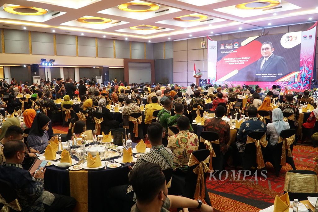 Suasana acara makan malam para wali kota se-Indonesia dalam kegiatan Rakernas Apeksi XV di Kota Padang, Sumbar, Minggu (7/8/2022).