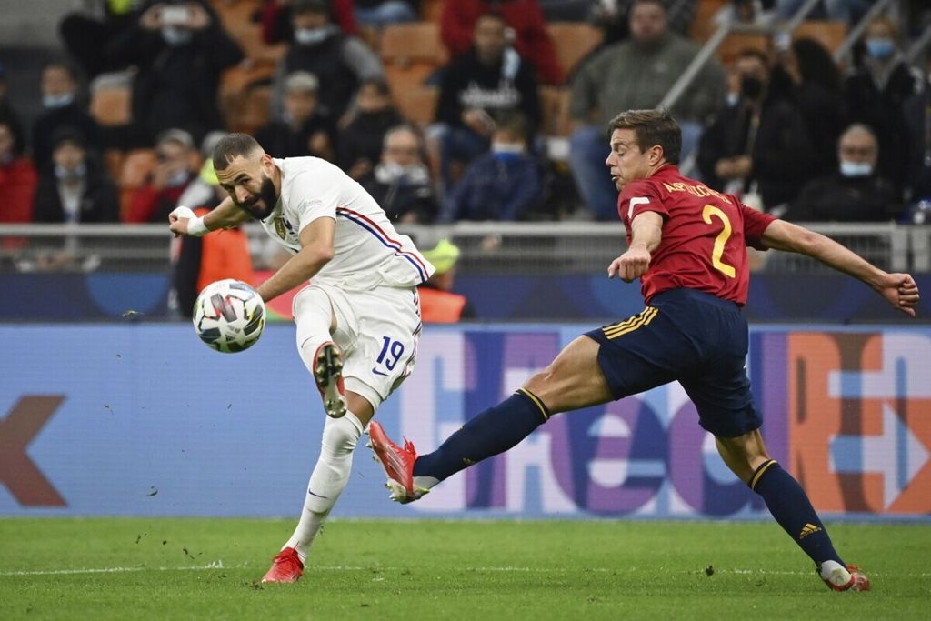 Penyerang timnas Perancis Karim Benzema melepas tendangan untuk mencetak gol ke gawang Spanyol pada babak final Liga Nasional di Stadion San Siro, Milan, Minggu (10/10/2021). Pada laga itu, Perancis menang dengan skor 2-1. 
