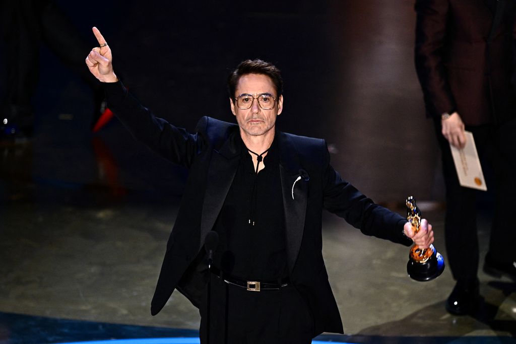 Aktor Amerika Serikat, Robert Downey Jr., menerima Piala Oscar sebagai Aktor Pendukung Terbaik untuk perannya di "Oppenheimer" pada ajang Academy Awards ke-96 di Dolby Theatre, Hollywood, California, AS pada 10 Maret 2024.