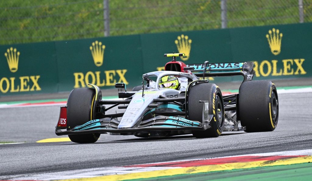 Pebalap Mercedes, Lewis Hamilton, memacu mobilnya pada Grand Prix Formula 1 Austria di Sirkuit Red Bull Ring, Spielberg, Austria, 10 Juli 2022. 