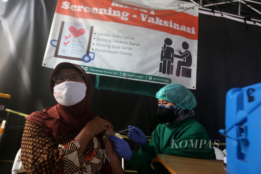Warga lanjut usia mengikuti program penyuntikan dosis ketiga atau <i>booster </i>vaksin Covid-19 di Puskesmas Kramatjati, Jakarta Timur, Rabu (12/1/2022). Pada tahap awal, <i>booster</i> vaksin yang diberikan secara gratis kepada seluruh masyarakat Indonesia ini akan diprioritaskan untuk para warga lansia dan kelompok rentan. 
