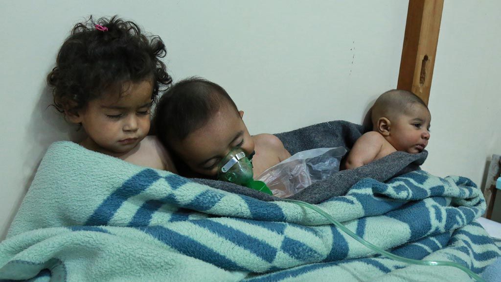 Anak-anak Suriah yang diduga terkena serangan bom kimia menjalani perawatan di klinik darurat di wilayah Ghouta Timur, Damaskus, Minggu (25/2).