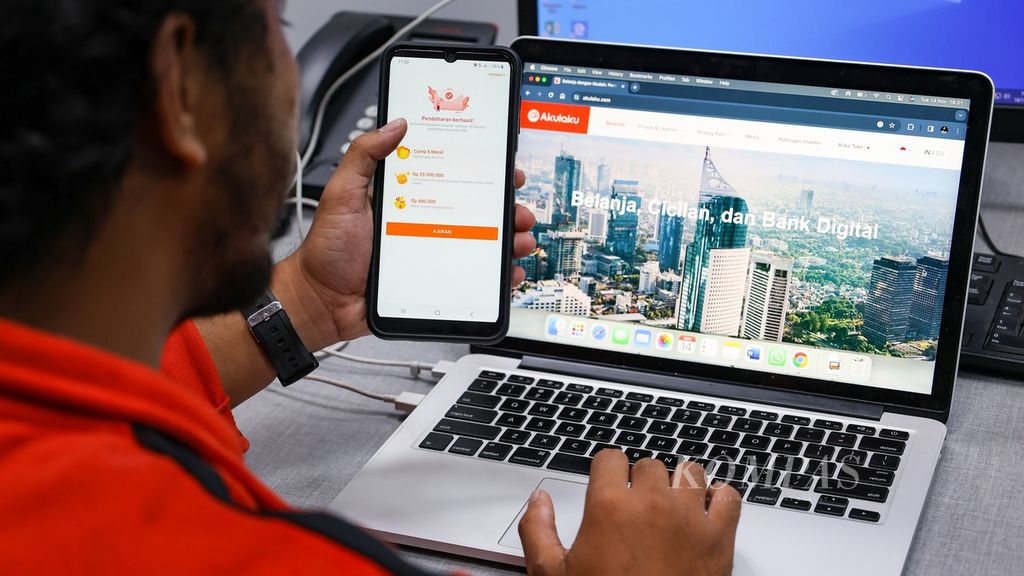 Ilustrasi warga mengakses aplikasi dan website pinjaman online (pinjol) di Jakarta, Selasa (14/11/2023). 