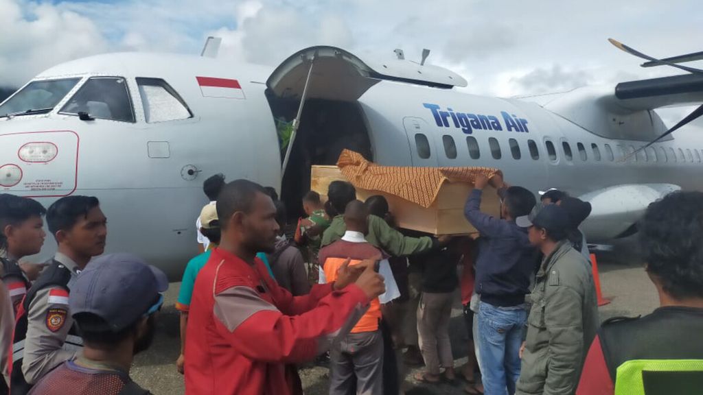 Jenazah salah satu dari tiga korban serangan kelompok kriminal bersenjata diterbangkan dari Bandara Oksibil, Kabupaten Pegunungan Bintang, Papua Pegunungan, dengan tujuan Jayapura pada Rabu (7/12/2022).