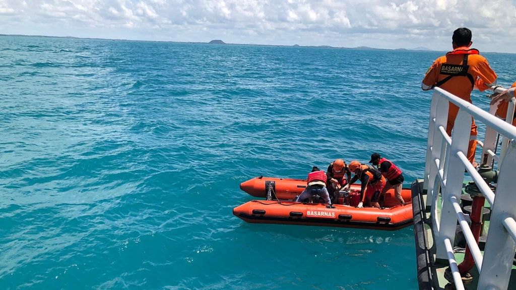 Petugas mengevakuasi jasad yang diduga korban kecelakaan KM Teman Niaga di perairan Tanjung Seloka, Pulau Laut Selatan, Kotabaru, Kalimantan Selatan, Kamis (1/9/2022). Hingga hari ketujuh operasi pencarian, tiga orang ditemukan tewas dan delapan orang masih dicari.