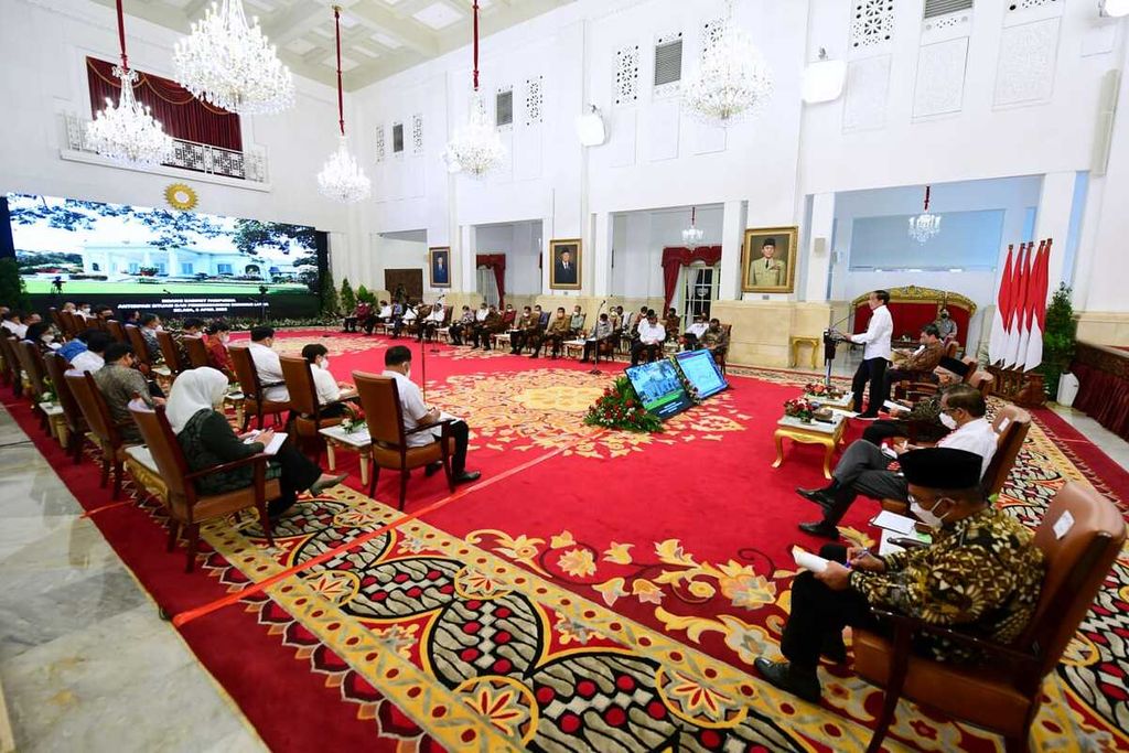 Presiden Joko Widodo saat menyampaikan arahannya pada sidang kabinet paripurna di Istana Negara, Jakarta, Selasa, 5 April 2022, 