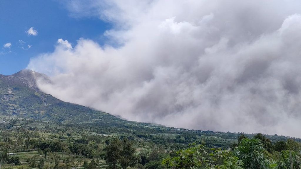 Gunung Merapi di perbatasan Daerah Istimewa Yogyakarta dan Jawa Tengah mengeluarkan awan panas guguran pada Sabtu (11/3/2023) pukul 12.12 WIB.