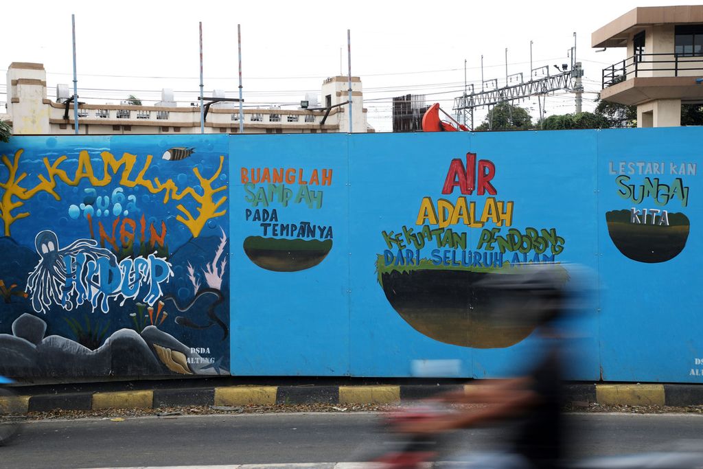 Mural berisi pesan ajakan menjaga sungai di sebuah papan di Jalan Tambak, Manggarai, Jakarta, Jumat (7/2/2020). 