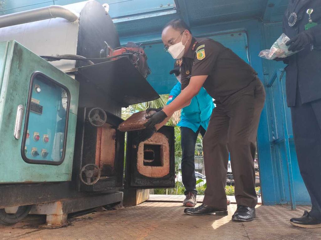 Kejaksaan Negeri Jakarta Pusat memusnahkan barang bukti narkotika ke dalam alat insinerator di halaman Kantor Kejaksaan Negeri Jakarta Pusat, Kemayoran, Jakarta Pusat, Senin (30/5/2022).