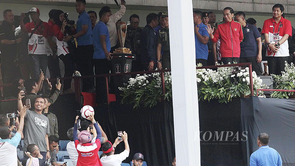  Presiden Joko Widodo kemarin turut menyaksikan laga pembukaan turnamen    Piala Presiden 2018 antara Persib dan Sriwijaya FC di Stadion Gelora Bandung Lautan Api.