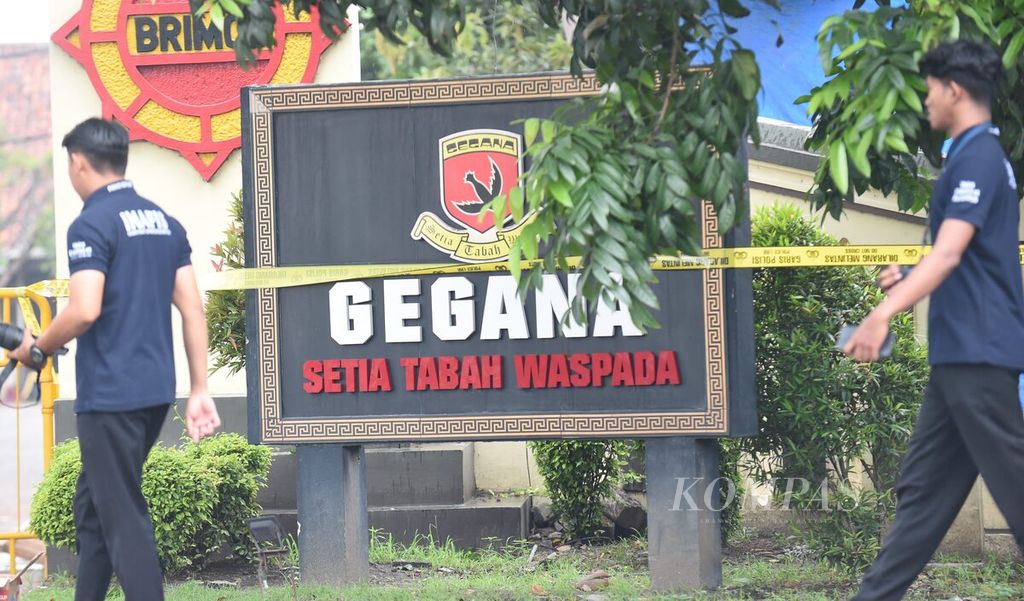 Garis polisi dipasang pascaledakan di markas Detasemen Gegana Satuan Brigade Mobil Kepolisian Daerah Jawa Timur di Jalan Gresik, Surabaya, Jatim, Senin (4/3/2024). 