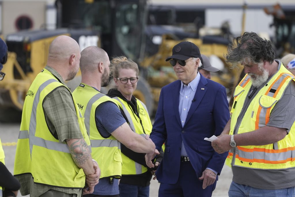 Presiden AS Joe Biden (kedua dari kanan) berbicara dengan para pekerja konstruksi setelah ia turun dari pesawat kepresidenan Air Force One di Bandar Udara Internasional Pittsburgh, Pittsburgh, Negara Bagian Pennsylvania, AS, 17 April 2024.  
