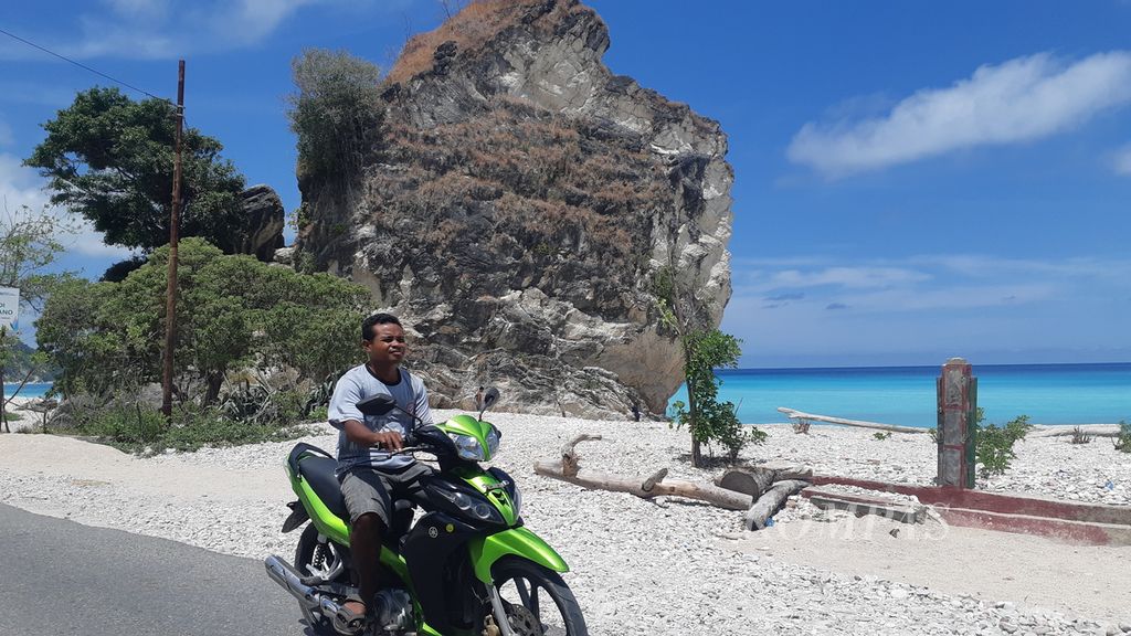 Latar belakang bukit karang yang menjadi salah satu ikon di Pantai Kolbano, Kabupaten Timor Tengah, Nusa Tenggara Timur, seperti pada Rabu (13/10/2021). Lokasi itu dicapai dari Kota Kupang, ibu kota NTT, sekitar 3 jam perjalanan.