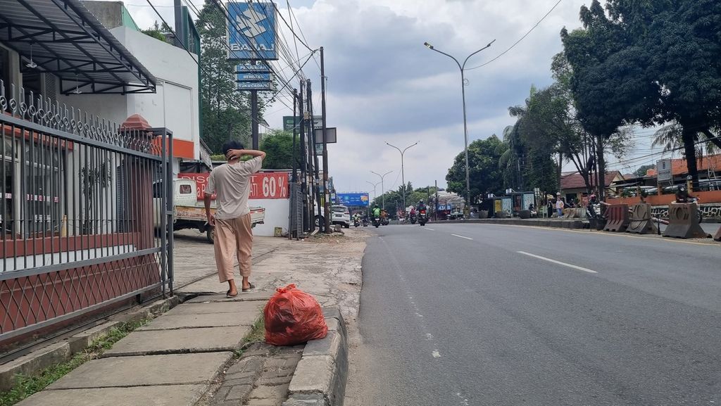 Sampah di pinggir jalan depan Polsek Ciputat Timur, Tangerang Selatan, Banten,  Rabu (18/1/2023).