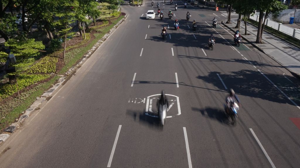 Lalu lintas di jalur paralel atau <i>frontage </i>Jalan Ahmad Yani, Surabaya, Jawa Timur, dalam masa arus balik Lebaran, Selasa (25/4/2023).
