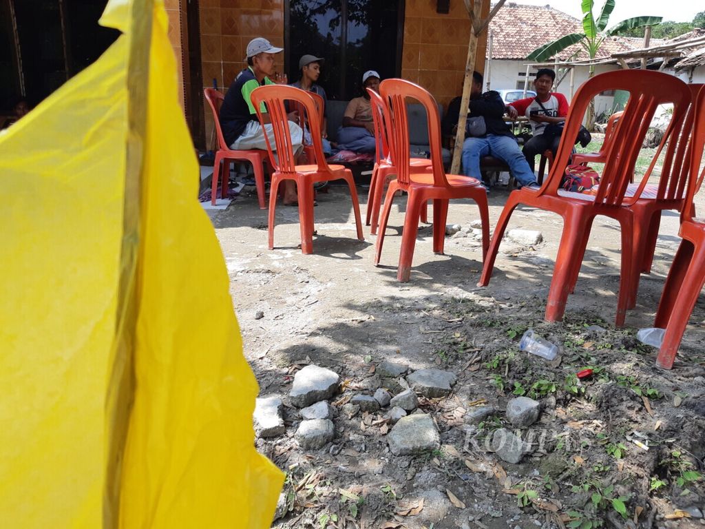 Rumah duka yang menjadi tempat pembunuhan Saniah (45) yang diduga dilakukan oleh suaminya, Arkati (48), Kamis (10/1/2019). Keluarga dan tetangga mulai mendatangi rumah duka untuk menunggu kedatangan jenazah.