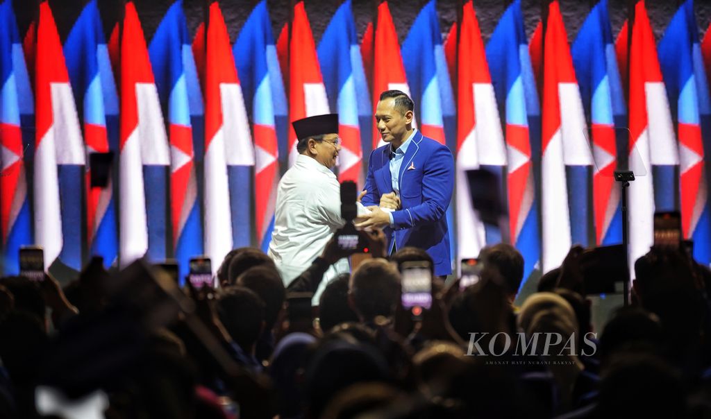 Calon presiden Koalisi Indonesia Maju, Prabowo Subianto (kiri), berpegangan tangan dengan Ketua Umum Partai Demokrat Agus Harimurti Yudhoyono saat Deklarasi Dukungan kepada Prabowo Subianto oleh Partai Demokrat pada Rapat Pimpinan Nasional Partai Demokrat di Jakarta Convention Center, Jakarta, Kamis (21/9/2023).