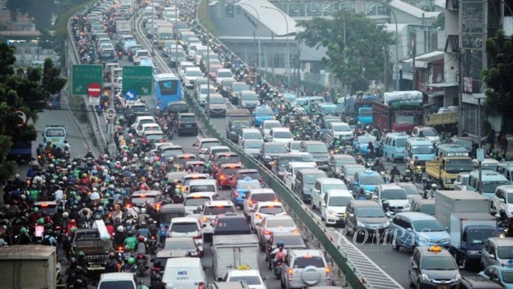 Kendaraan menembus kemacetan di kawasan Jatibaru, Tanah Abang, Jakarta Pusat, saat jam pulang kerja, Jumat (3/11/2017). Kemacetan lalu lintas yang parah juga berdampak pada pemborosan penggunaan bahan bakar untuk kendaraan. 