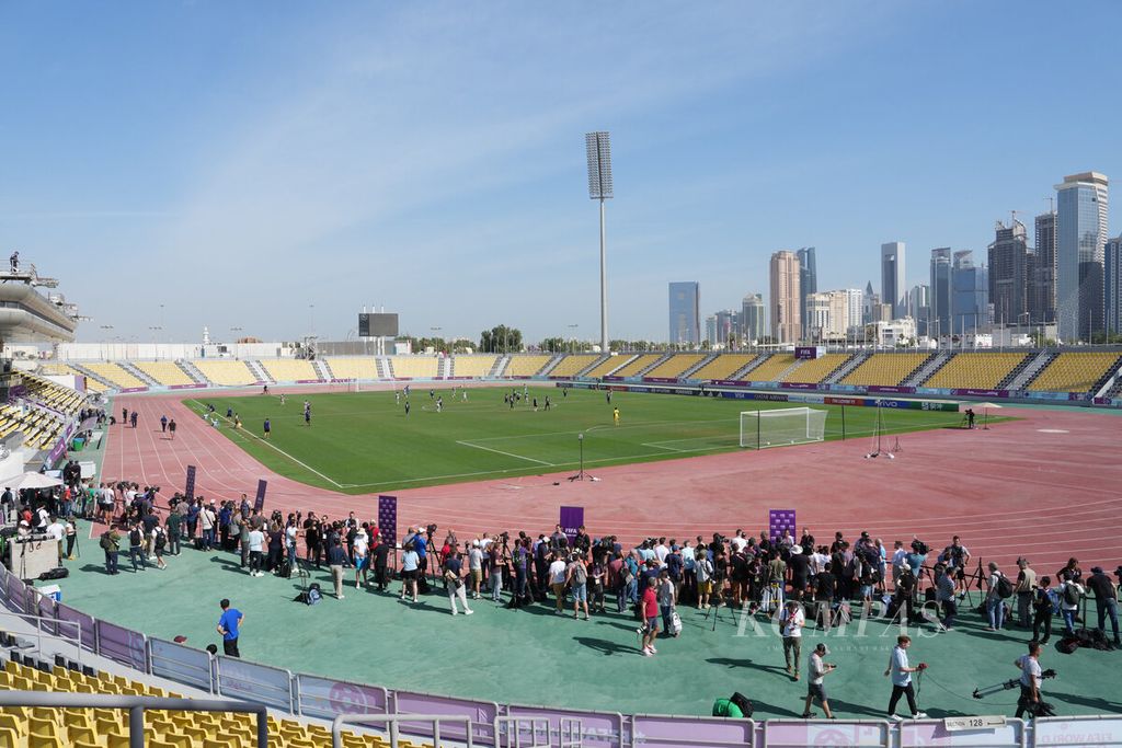 Suasana latihan wasit yang akan bertugas memimpin pertandingan sepak bola Piala Dunia 2022 di Doha Sports Club, Qatar, Jumat (18/11/2022). 