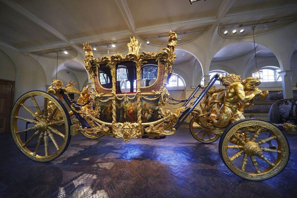Kereta Kencana Emas dipajang di Royal Mews di Istana Buckingham, London, Inggris, 4 April 2023. Raja Charles III dan Permaisuri Camilla akan menaiki kereta ini untuk arak-arakan selepas penobatan sebagai Raja Inggris Raya.